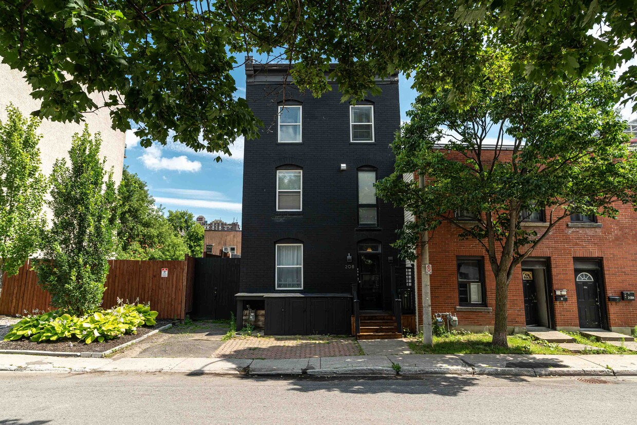 Contemporary on the outside, historic on the outside - 208 Clarence St