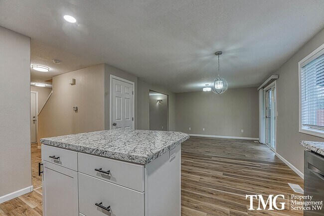 Foto del edificio - Wonderful 2 Story 3 Bed 2.5 Bath Home in Five Corners!