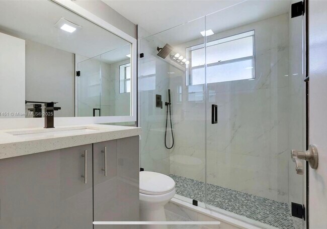 Foto del edificio - 9849 Three Lakes Cir