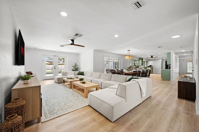 Building Photo - 2349 Kings Point Dr