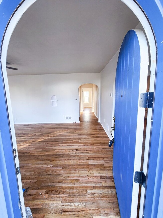 Building Photo - Charming Home with Large Backyard!