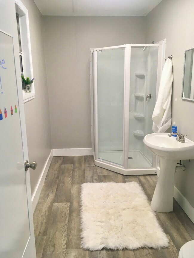 Segundo baño al lado del lavadero - 9225 Amos Rd