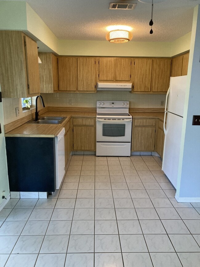 Building Photo - 2 Bed 2 Bath in Melbourne!