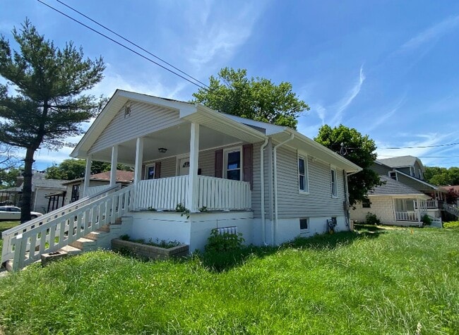 Building Photo - 425 Drummond Ave