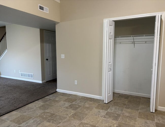 Building Photo - 423 E Cheyenne St