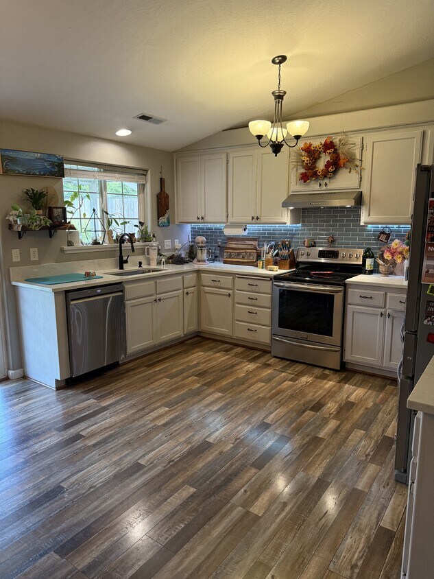 Building Photo - 624 Clearview Way