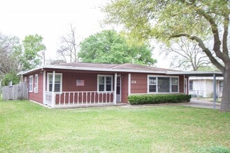 Building Photo - 519 20th Ave N
