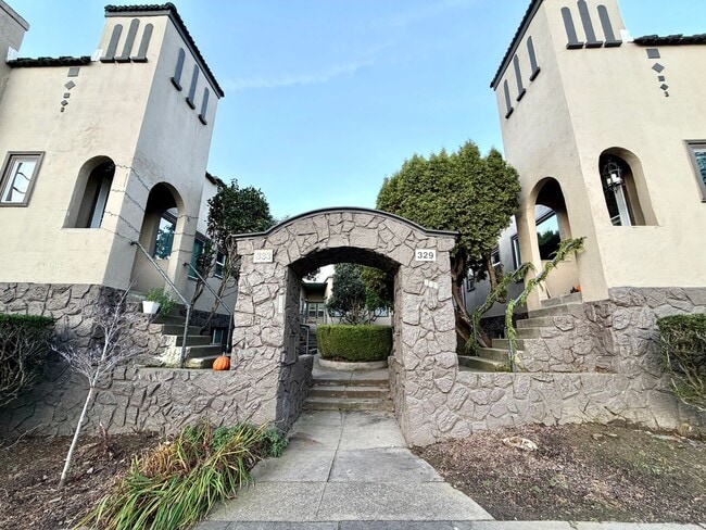 Building Photo - Live in the Heart of Portland’s Buckman Neighborhood — Fur Babies Welcome~ Onsite Laundry