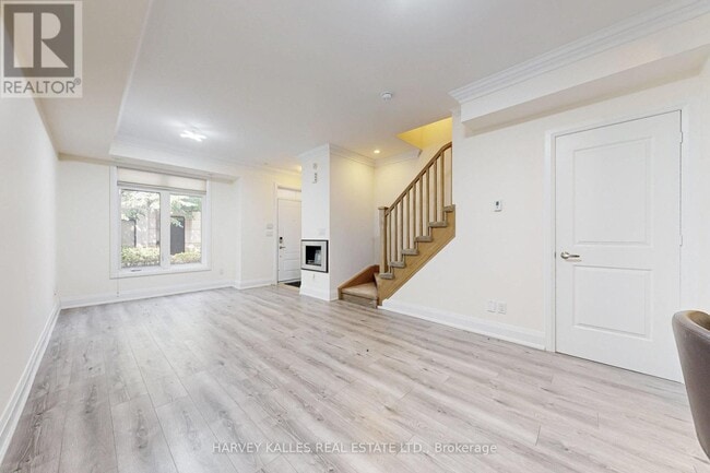 Building Photo - 7-TH17 Oakburn Crescent