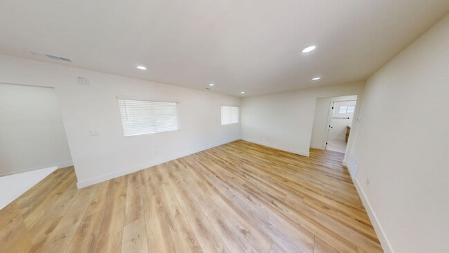 Building Photo - Newly Renovated 6 bed house on 63rd!