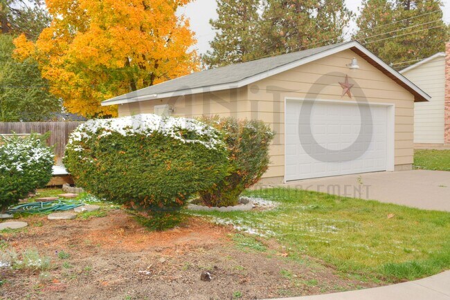 Building Photo - Conveniently Located South Hill Home