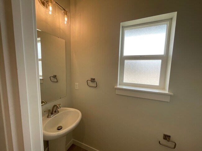 Building Photo - Brand New 3 Bed 2.5 Bath Home in Quiet Nor...