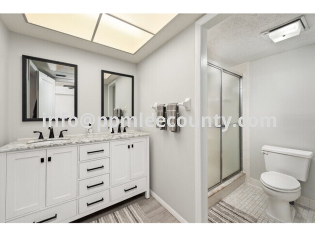 Building Photo - SE Cape Coral 3 bed Condo in Waterfront Co...