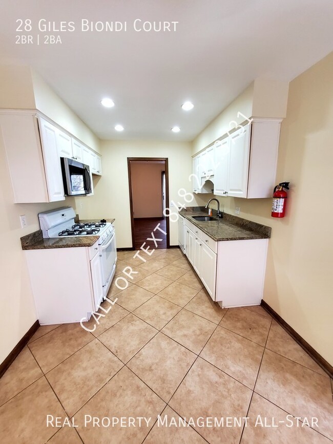 Foto del edificio - Spacious (with a full basement), freshly p...