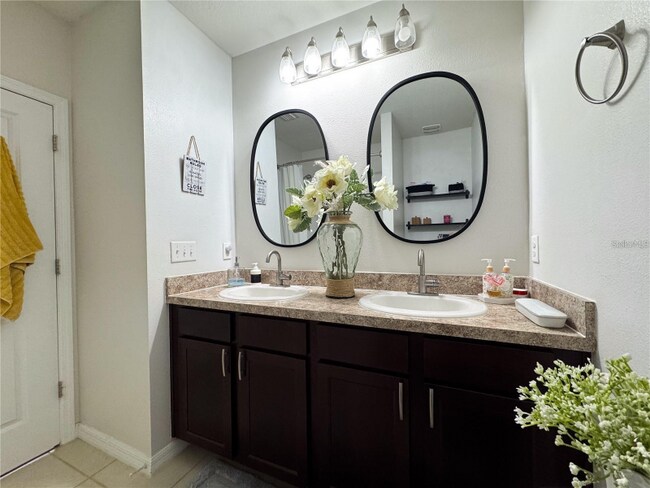 Foto del edificio - 11124 Leland Groves Dr