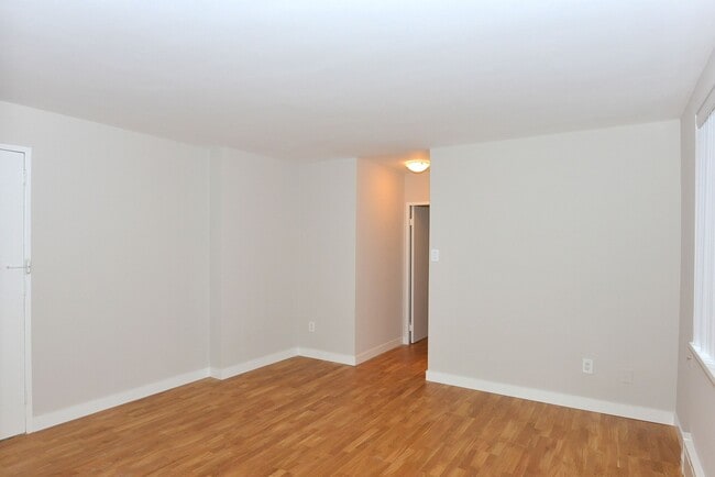 Building Photo - 263 Russell Hill Rd