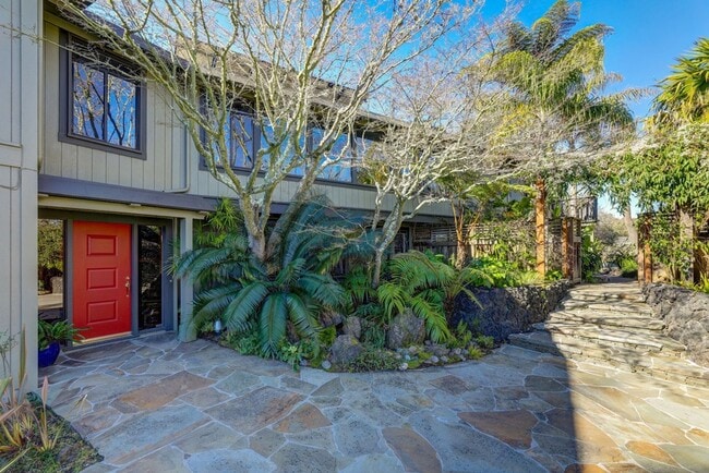 Foto del edificio - FIVE BEDROOM THREE-AND-A-HALF BATH HOME WI...