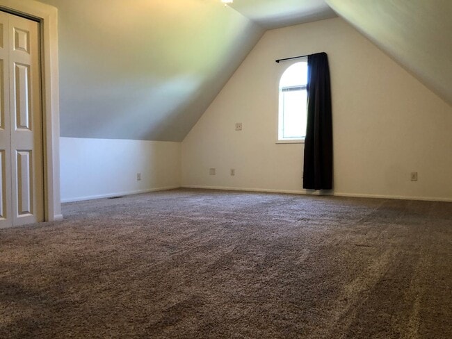 Building Photo - Spacious and Private 4-bed, 3-bath House in Desirable Highland Park Neighborhood of St. Paul!