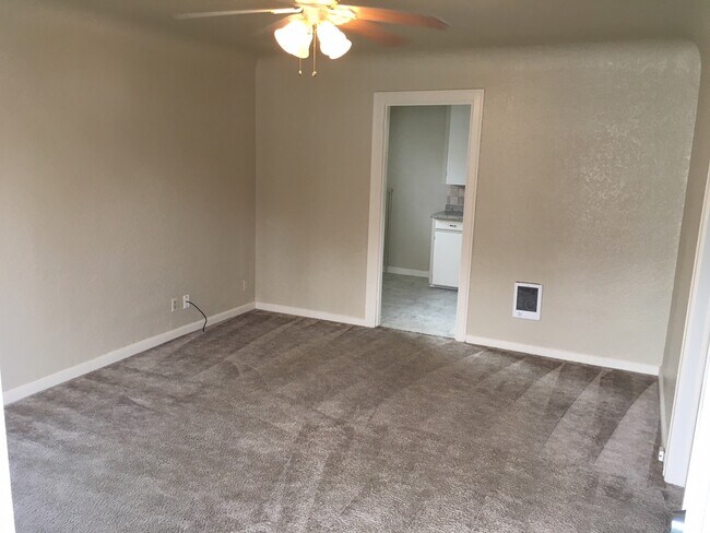Building Photo - 16th & Olive Duplex