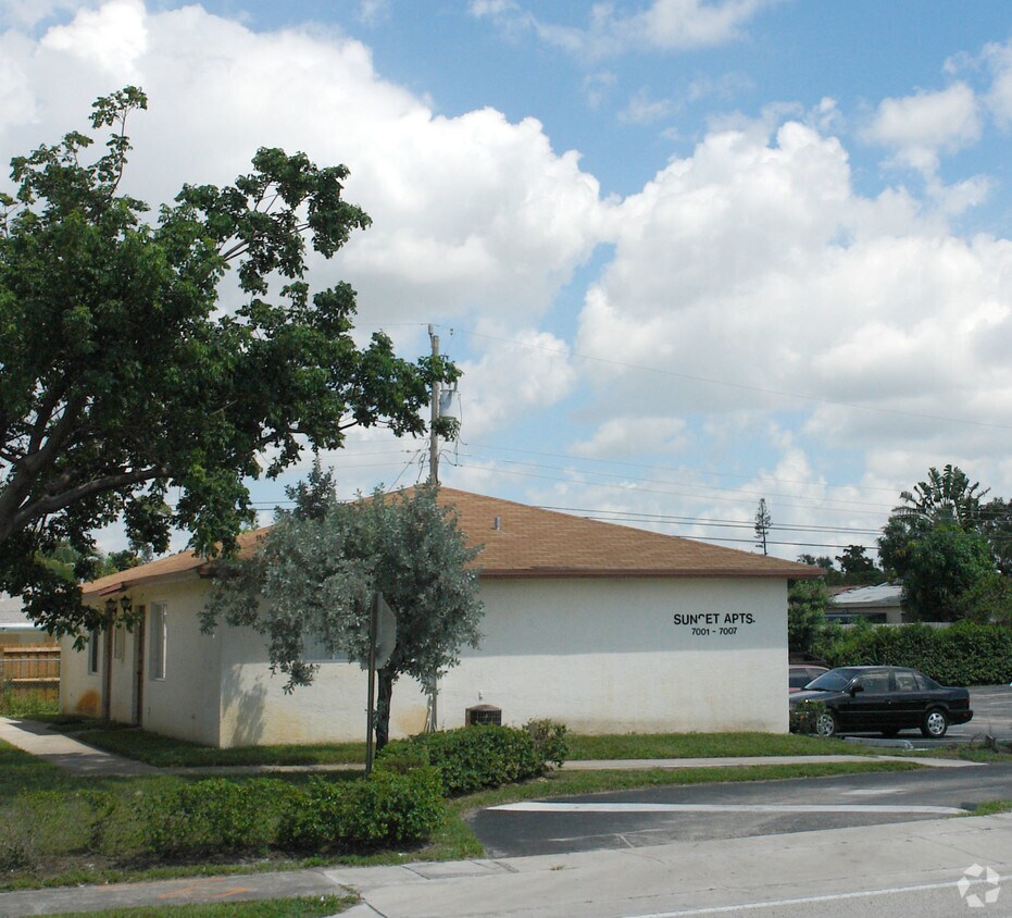 Primary Photo - 7001 Pembroke Rd