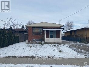 Building Photo - 20 Savarin St