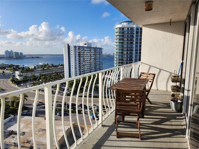 Foto del edificio - 7601 E Treasure Dr