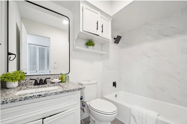 Foto del edificio - Charming 3-Bedroom Home with Spacious Yard in Prime Tulsa Location