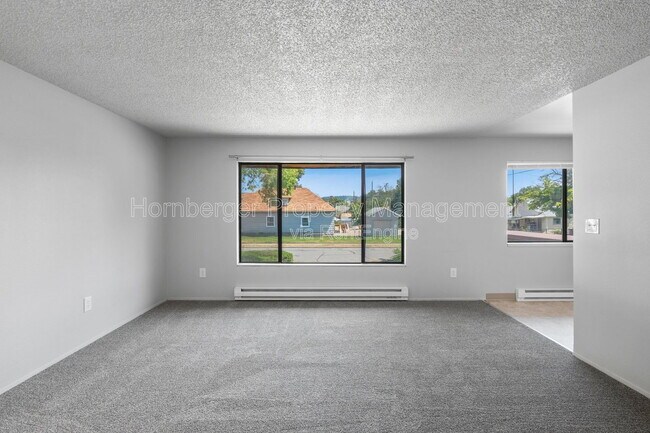 Foto del edificio - 2628 E Wellesley Ave
