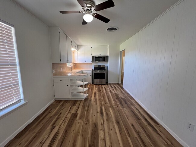 Building Photo - 1803 Fernwood St