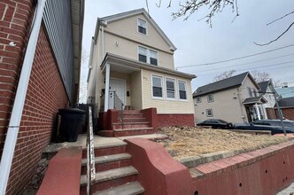 Building Photo - 572 Christopher St