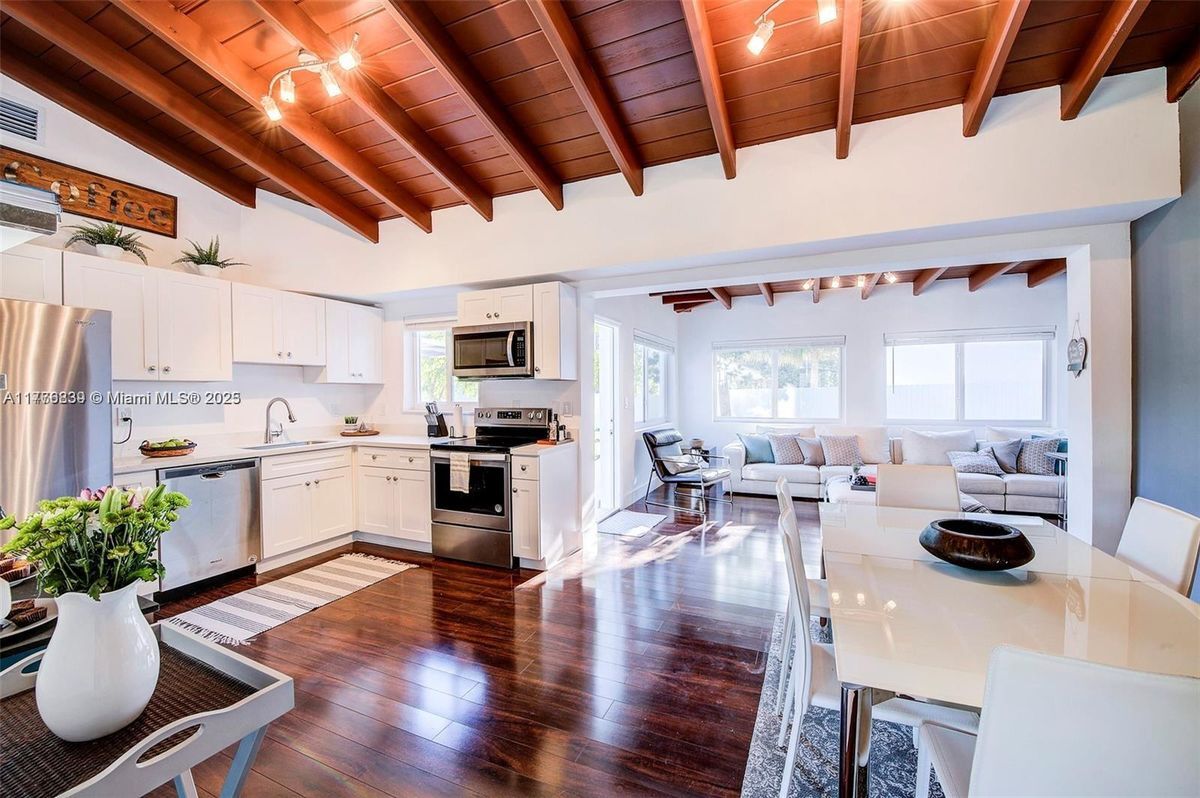 Foto principal - 2190 NE 169th St
