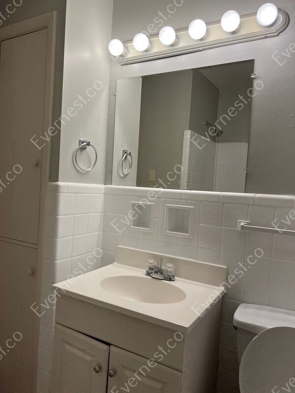 Building Photo - 817 Oakland Dr