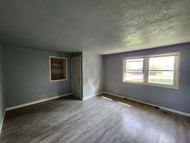 Building Photo - Updated 1 bedroom Upper - Kaukauna
