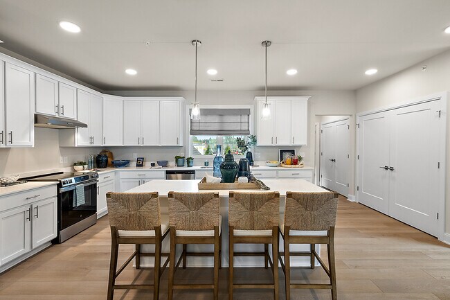 Foto del edificio - Mystic Cove - Luxury Lakefront Living