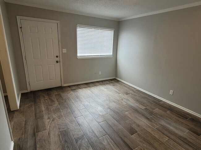 Building Photo - 27 W Thatcher St