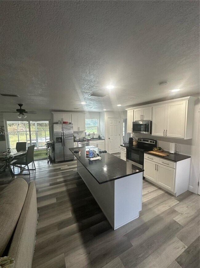 Building Photo - 1011 Gerona Ave