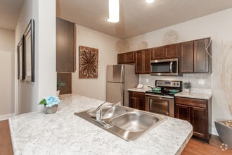 2BR, 2BA - B1/1,085 SF - Kitchen - Sixty610 Stone Creek