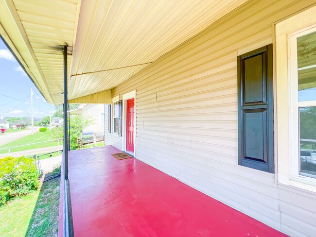 Building Photo - Large Fully Renovated Downtown Greer Home ...