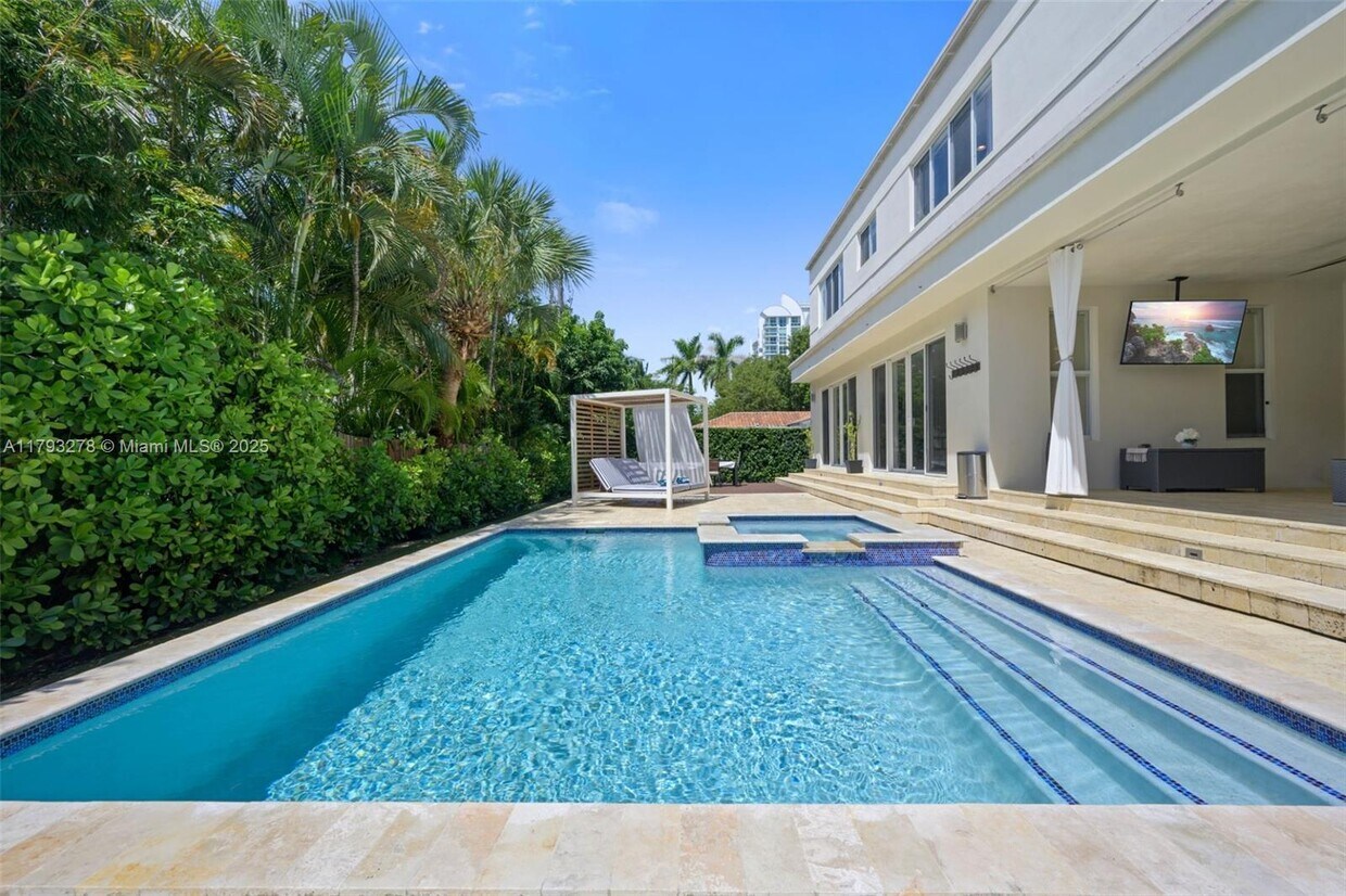 Foto principal - 7800 Center Bay Dr