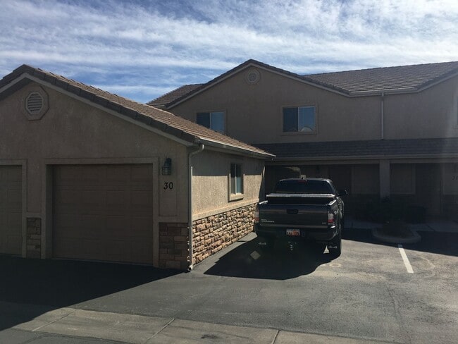 Building Photo - Skyhawk Townhome!
