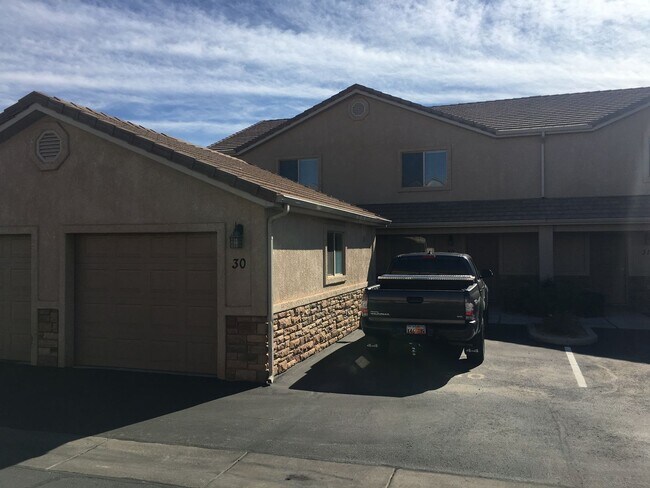 Foto del edificio - Skyhawk Townhome!