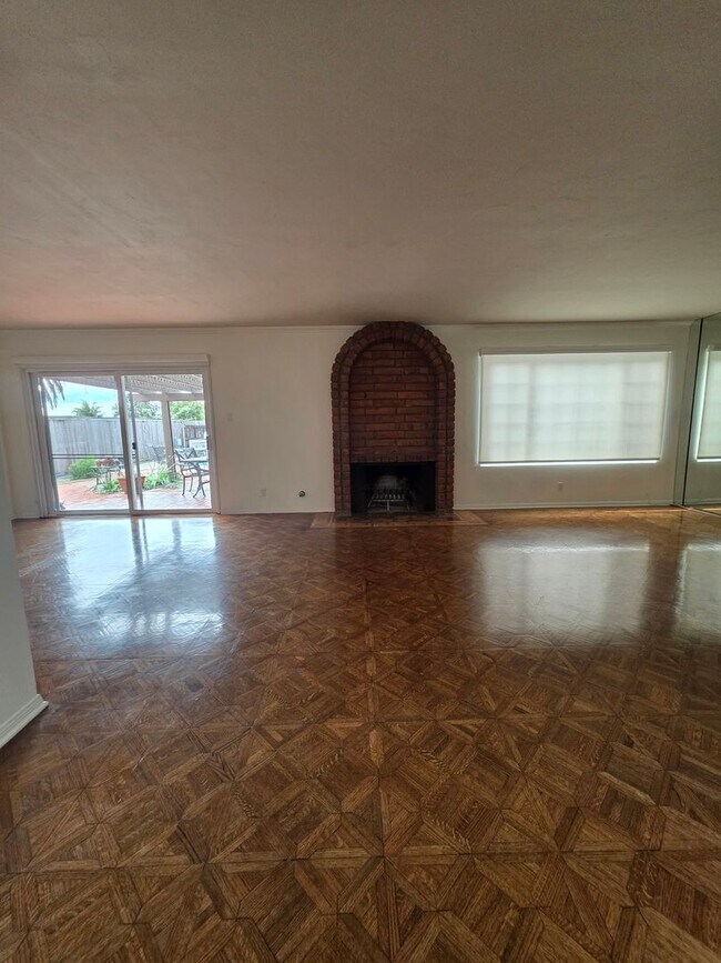 Foto del edificio - 5BR Coastal Retreat in Oceanside – Pool, Spa, Fireplace & Spacious Backyard Oasis