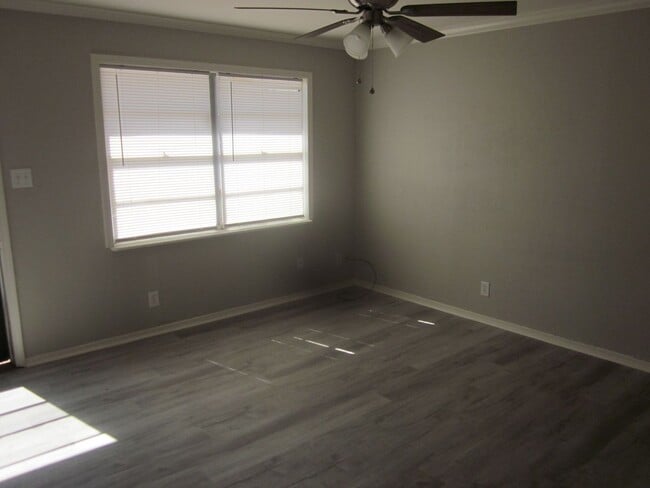 Building Photo - Hamlet