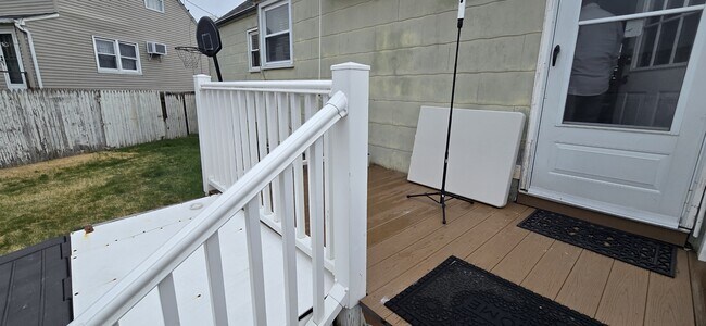 Foto del edificio - 35 Universal Ave