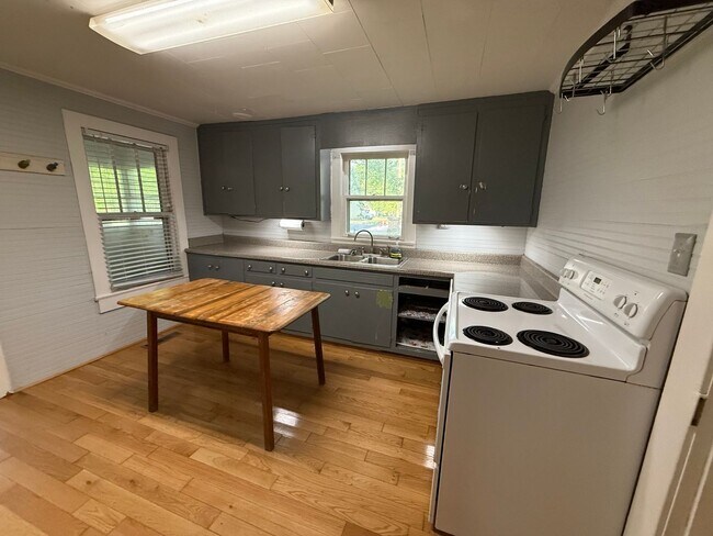 Foto del edificio - 2 Bedrooms, 1 Bathroom - Home in Menlo!