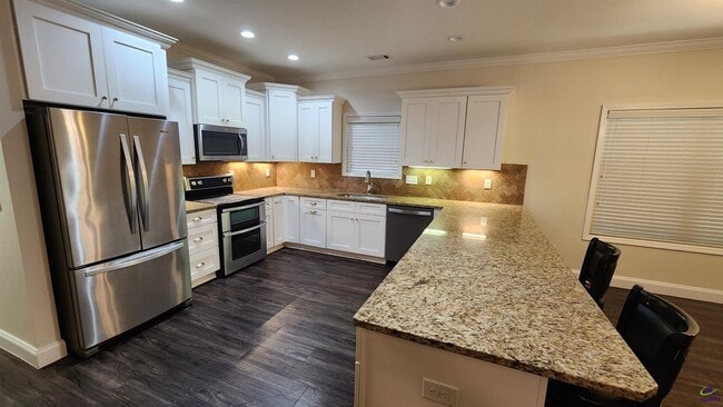 Building Photo - 102 Village Walk
