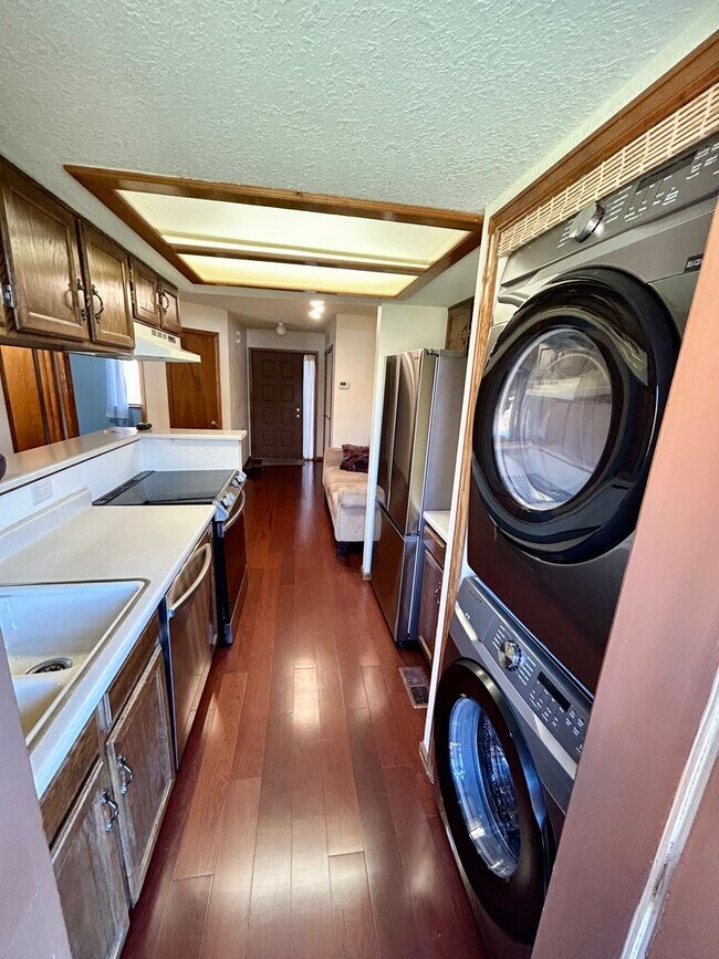 Building Photo - Charming Ground Floor Condo in a Serene Co...