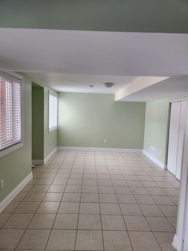 Building Photo - 103 Sun King Cres