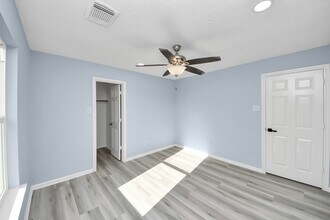 Building Photo - 4211 Royal Manor Dr