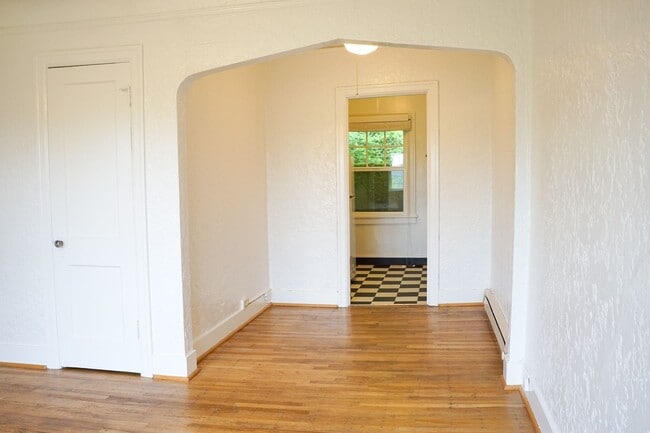 Building Photo - John's Landing Charmer: H/W Floors, Close to OHSU, Pet-Friendly!